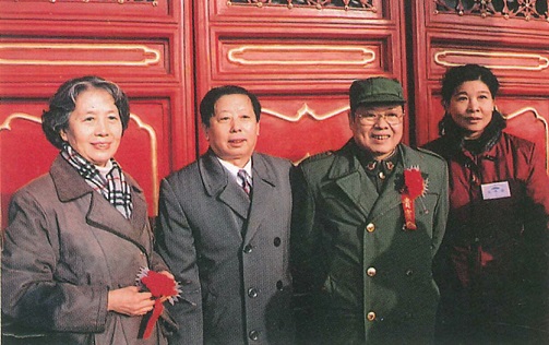 001年12月8日毛泽东生前机要秘书张玉凤（左一）、中国书法协会顾问李铎（左三）同贺惠邦（左二）、齐建新（右一）夫妇合影