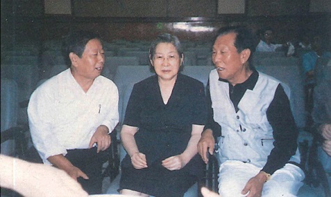毛泽东的女儿李敏（中）、原中央警卫局政治部主任赵延河（右）同贺惠邦合影